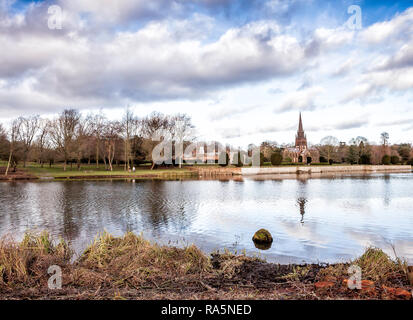 Clumber Park schöne Kirche über den See Stockfoto