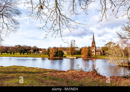 Clumber Park schöne Kirche über den See Stockfoto