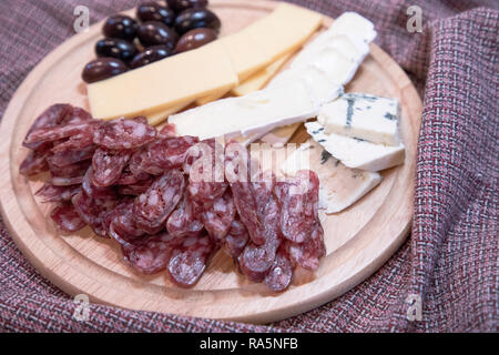 Fleisch, Wurst, Oliven, ausgebreitet auf einem Holzbrett close-up-Bild Stockfoto