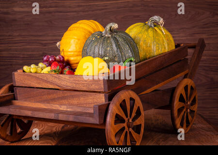 Obst und Gemüse mit Kürbis im Herbst noch Leben Stockfoto