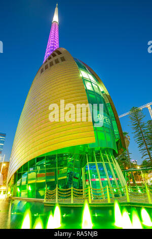 Perth, Australien - Jan 5, 2018: bunt und Wahrzeichen von Bell Tower oder Swan Glockenturm und seine Brunnen in der Dämmerung im Kasernenhof, Perth, Western Australia. Vertikale erschossen. Stockfoto