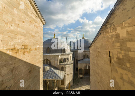 Blick von aussen gewölbte Gebäude in der Umgebung der Hagia Sophia Museum, die Minarette der Blauen Moschee im Hintergrund, Istanbul, Türkei Stockfoto