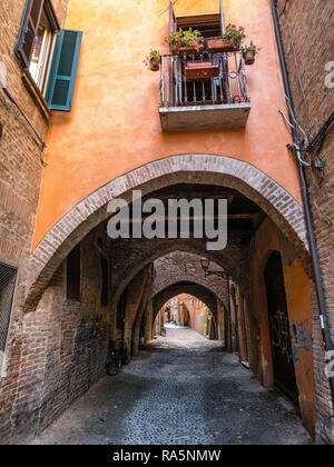 Enge Gassen und Bögen in der mittelalterlichen Stadt Ferrara, Italien Stockfoto