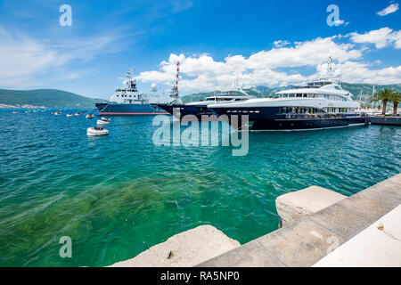 TIVAT MONTENEGRO - 16. MAI 2017: Zwei Luxusyachten in das kristallklare Wasser der Adria während der sonnigen Frühlingstag angedockt ist, ein anderes Schiff in Th Stockfoto