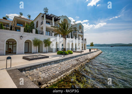 TIVAT MONTENEGRO - 16. MAI 2017: Luxus Wohngebäude an der Küste der Adria gebaut. Sonnige ruhige Frühling Stockfoto