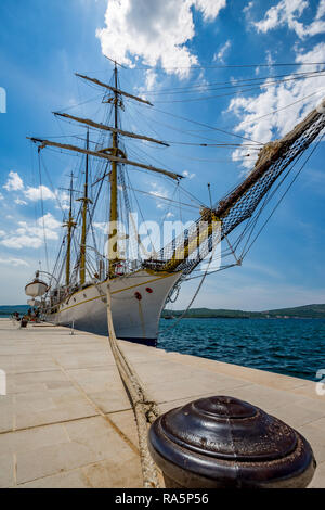 TIVAT MONTENEGRO - 16. MAI 2017: Vintage segeln Fregatte Schiff in einen Hafen mit kristallklarem blauen Wasser der Adria günstig während der sonnigen Frühling da Stockfoto