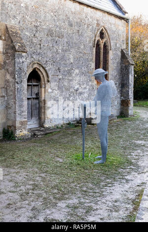 Geisterhafte kabel Skulpturen von solidiers, die starben im Ersten Weltkrieg von Bildhauer Jackie Lantelli. St John's Kirchhof, Slimbridge, England Stockfoto