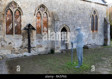 Geisterhafte kabel Skulpturen von solidiers, die starben im Ersten Weltkrieg von Bildhauer Jackie Lantelli. St John's Kirchhof, Slimbridge, England Stockfoto