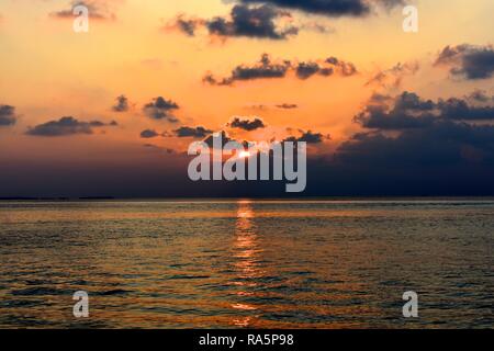 Schönen Sonnenuntergang im Paradies auf den Malediven, Indischer Ozean Stockfoto