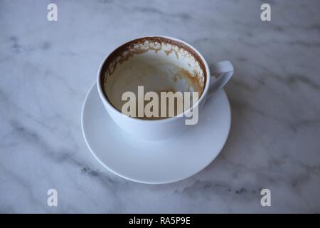 Leere Kaffeetasse auf dem Marmor tisch im Cafe Stockfoto