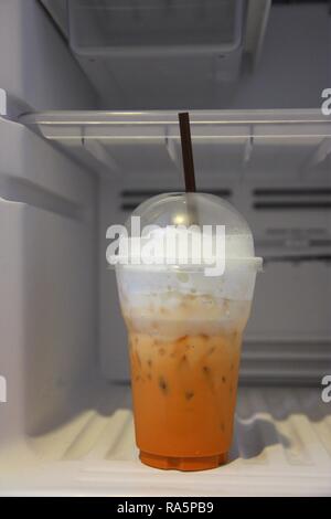 Frisches Eis Milch Kaffee im Gefrierschrank, Kühlschrank Stockfoto