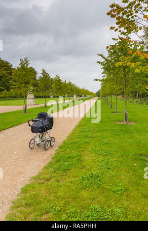 Die schwarzen Kinder Schlitten auf der Straße in den Garten des Palastes. Das größte historische Gärten im Barockstil, Fredensborg, Dänemark. Stockfoto