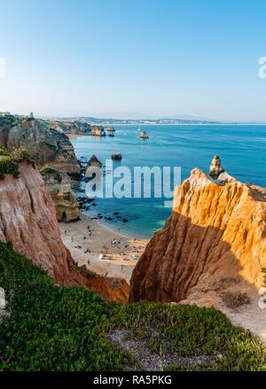 Ponta da Piedade, den Strand Praia do Camilo, Schroffe Felsenküste von Sandstein, Felsformationen im Meer, Algarve, Lagos, Portugal Stockfoto