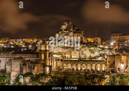 Kirche San Pietro Caveoso und rock Kirche Santa Maria de Idris, nachts, Matera, Basilikata, Italien Stockfoto