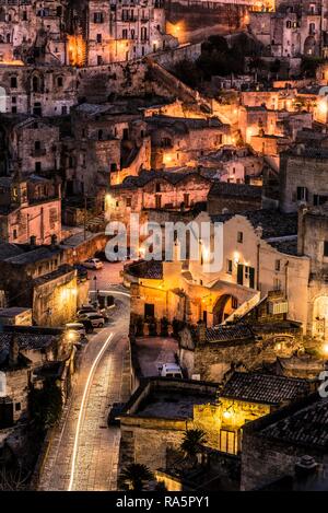 Altstadt bei Nacht, Matera, Basilikata, Italien Stockfoto