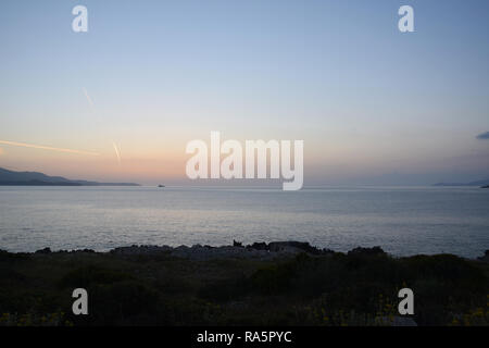 Goldene Stunde Sonnenuntergang mit Blick auf die Insel Korfu. Sonnenuntergang am Strand in der Nähe von Ksamil Saranda, Albanien. Stockfoto