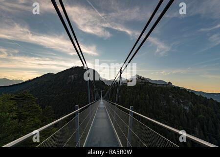 Suspension Bridge Highline 179 mit den Tannheimer Bergen im Hintergrund, Reutte, Tirol, Österreich Stockfoto