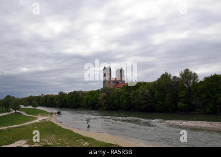 St. Maximilian Kirche, Ansicht von Izara River. München, Deutschland. Stockfoto