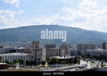 Skopje, Mazedonien - Mai 2017: Panorama der Skopje City Center, mit Berg Vodno Hintergrund. Stockfoto