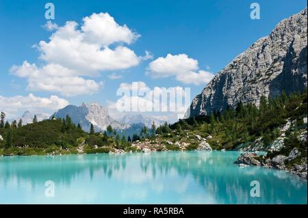 Türkisblauen Bergsee, Sorapis See, 1923 m, Lago del Sorapis, in der Nähe von Cortina d'Ampezzo, Dolomiten, Belluno, Venetien, Italien Stockfoto