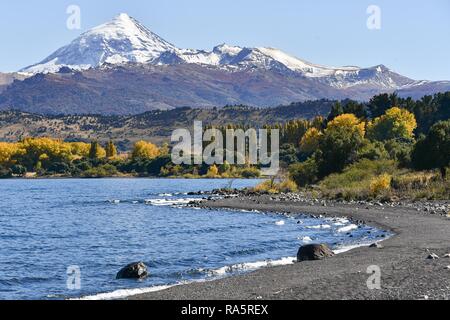 Lago Lolog im Herbst mit dem schneebedeckten Vulkan Lanin, Ruta 40, San Martin de los Andes, Patagonien, Argentinien Stockfoto