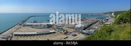 Ferry Terminal von den weißen Klippen, Dover, England, Großbritannien gesehen Stockfoto