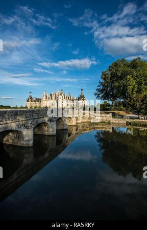 Schloss Chambord, Nordfassade mit Wassergraben, UNESCO-Weltkulturerbe, Loire, Departement Loire et Cher, Region Centre, Frankreich Stockfoto