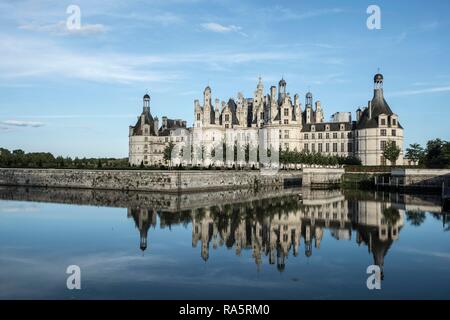 Schloss Chambord, Nordfassade mit Wassergraben, UNESCO-Weltkulturerbe, Loire, Departement Loire et Cher, Region Centre, Frankreich Stockfoto