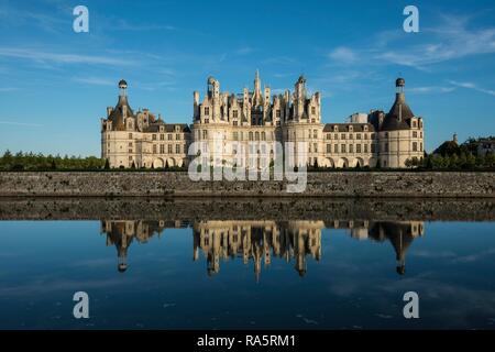 Schloss Chambord, Nordfassade mit Wassergraben, UNESCO-Weltkulturerbe, Loire, Departement Loire et Cher, Region Centre, Frankreich Stockfoto