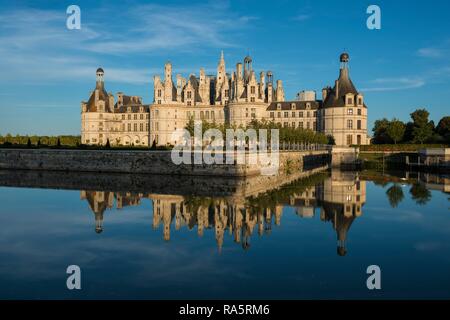 Schloss Chambord, Nordfassade mit Wassergraben, UNESCO-Weltkulturerbe, Loire, Departement Loire et Cher, Region Centre, Frankreich Stockfoto