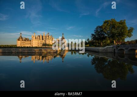 Schloss Chambord, Nordfassade mit Wassergraben, UNESCO-Weltkulturerbe, Loire, Departement Loire et Cher, Region Centre, Frankreich Stockfoto