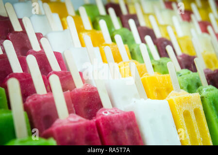 Gruppe der erfrischende Frucht Popsicle in einer Reihe Stockfoto
