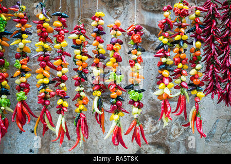 Mischung aus frischem Paprika in verschiedenen Farben auf dem Markt verkauft. Stockfoto