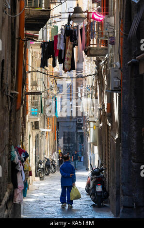Die Vico Maiorani einer typischen schmalen Seitenstraße das Centro Storico, dem historischen Zentrum von Neapel, Italien. Stockfoto