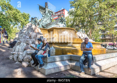 Santiago, Chile - Okt 2 2017 - Touristen in einem Springbrunnen in Santiago del Chile, Chile sitzen Stockfoto