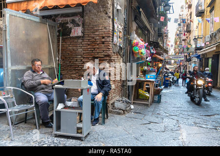 Eine typische Straße Ecke in der Quartieri Spagnoli, Spanische Viertel, Neapel, Italien. Stockfoto