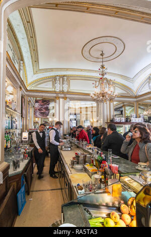 Das Gran Caffè Gambrinus eines der ältesten und berühmtesten Cafés in Neapel. Ecke der Piazza del Plebiscito und Piazza Trieste, Neapel, Italien. Stockfoto