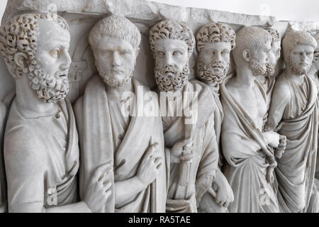 Ein Römischer Sarkophag des 3. Cen. AD, die Männer in traditionellen Römischen Kleid, die Toga, im Nationalen Archäologischen Museum in Neapel, Italien. Stockfoto