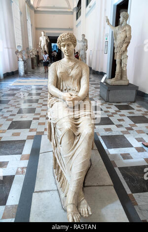 Römische Zeit Skulpturen auf der Anzeige, einschließlich im Vordergrund, die so genannte, Agrippina, Neornian-Flavian. Im Nationalen Archäologischen Museum in Stockfoto