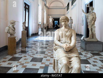 Römische Zeit Skulpturen auf der Anzeige, einschließlich im Vordergrund, die so genannte, Agrippina, Neornian-Flavian. Im Nationalen Archäologischen Museum in Stockfoto