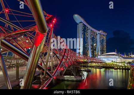 Marina Bay Sands Hotel und Helix Bridge - Singapur Stockfoto