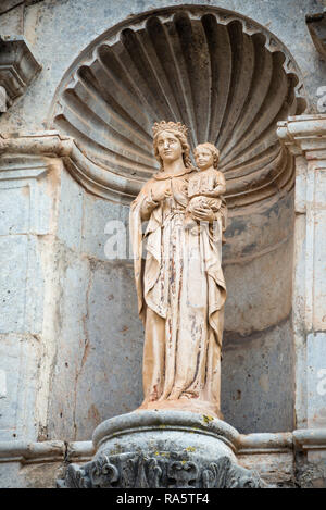 LLUC, Mallorca, Balearen, SPANIEN - Okt 2, 2018: Detail der Jungfrau Maria Skulptur in Santuari De Lluc, Mallorca, Spanien Stockfoto