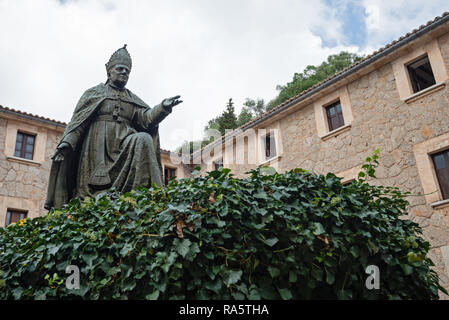 LLUC, Mallorca, Balearen, SPANIEN - Okt 2, 2018: Die Statue von Bischof Campins Pere-Joan am Santuari De Lluc in Mallorca in Spanien Stockfoto