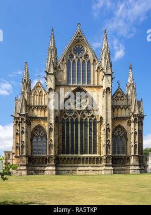 Gotische Kathedrale in Lincoln, Lincolnshire, England, UK. Pfarrhaus mit Rosetten und Spitzbogenfenster mit Glasmalerei Stockfoto