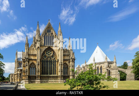 Gotische Kathedrale St. Mary in Lincoln, Lincolnshire, England, UK. Pfarrhaus mit Rosetten und Spitzbogenfenster mit Glasmalereien und Kapitel Haus mit Stockfoto