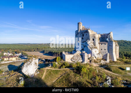 Die Ruinen der mittelalterlichen Burg in Mirow, Schlesien, Polen, im 14. Jahrhundert erbaut. Eine der Hochburgen namens Adler Nester in polnischen Jurassic Highland in Sile Stockfoto