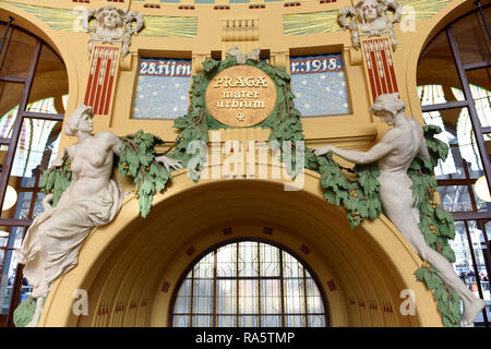 Bahnhof Prag in der Tschechischen Republik mit der Art Nouveau Interieur gestaltet von tschechischen Architekten Josef Fanta 1901-1909. Stockfoto