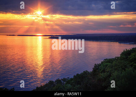 Lake Michigan Küste Sonnenuntergang. Einen malerischen Blick von der Brücke über den Fluss am Straßenrand Park mit Blick auf die Bucht von Epoufette in Michigan's Upper Peninsula. Stockfoto