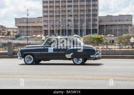 Klassischer amerikanischer Oldtimer 1951 Chevrolet Styleline Deluxe auf dem Malecon in Havanna, Kuba, Karibik Stockfoto