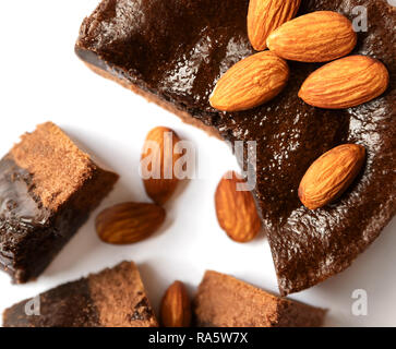 Schokoladenkuchen mit Mandeln auf einem weißen Hintergrund. Stockfoto